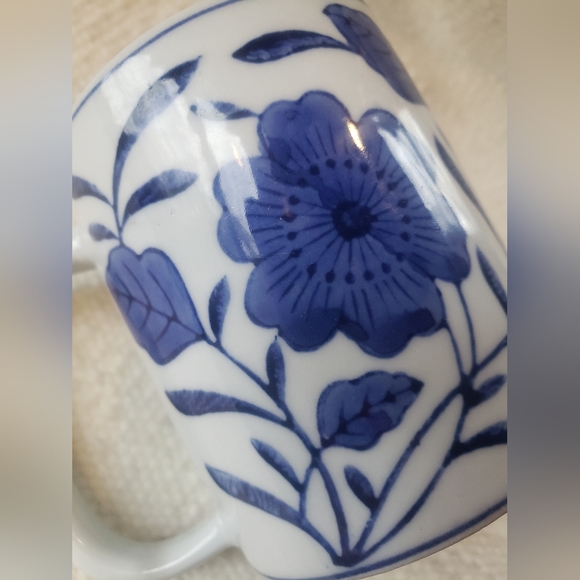Blue and white floral mug - Picture 5 of 7